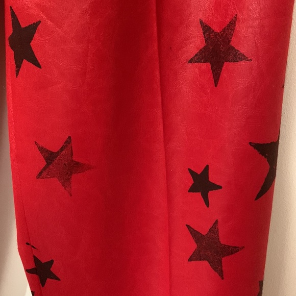 Red pants with black stars, fits like a size 6 - Picture 6 of 15